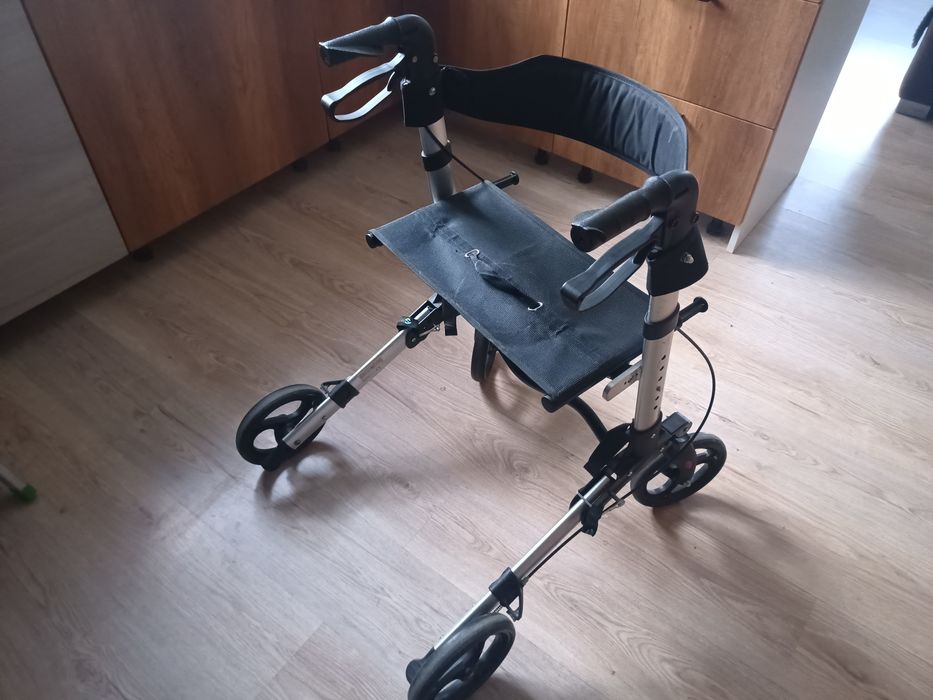 Balkonik, wózek do chodzenia, krzesełko