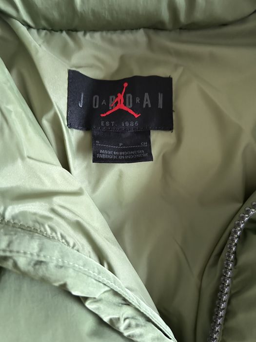 Чоловічий пуховик Jordan.