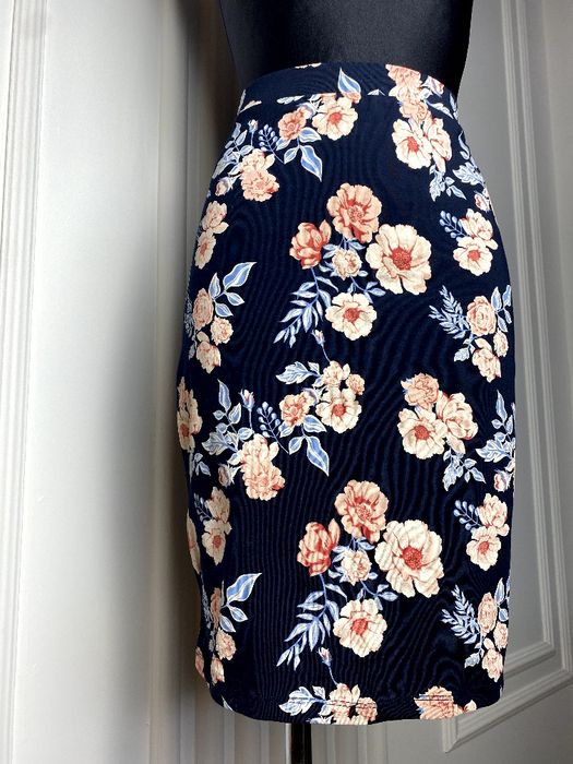 Granatowa spódnica ołówkowa w kwiaty L M old money elegancka jesień