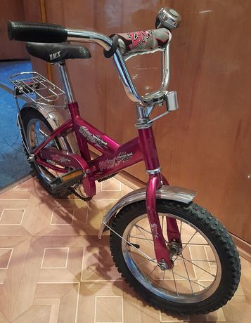 Детский велосипед красного цвета, колеса 14 дюймов