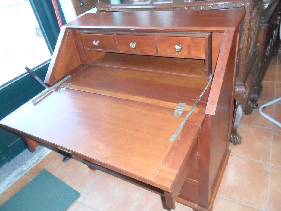 Escrivaninha maciça