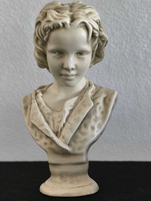 Escultura Flor Agreste, de Soares dos Reis (replica), marcada na base
