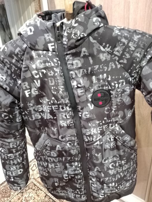 Продам зимнюю куртку на мальчика  возраст 10-11 лет хороше состояние