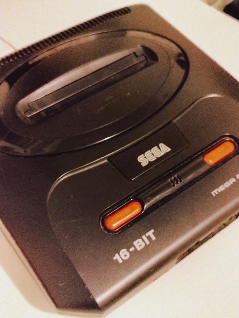 Mega Drive II com 2 comandos