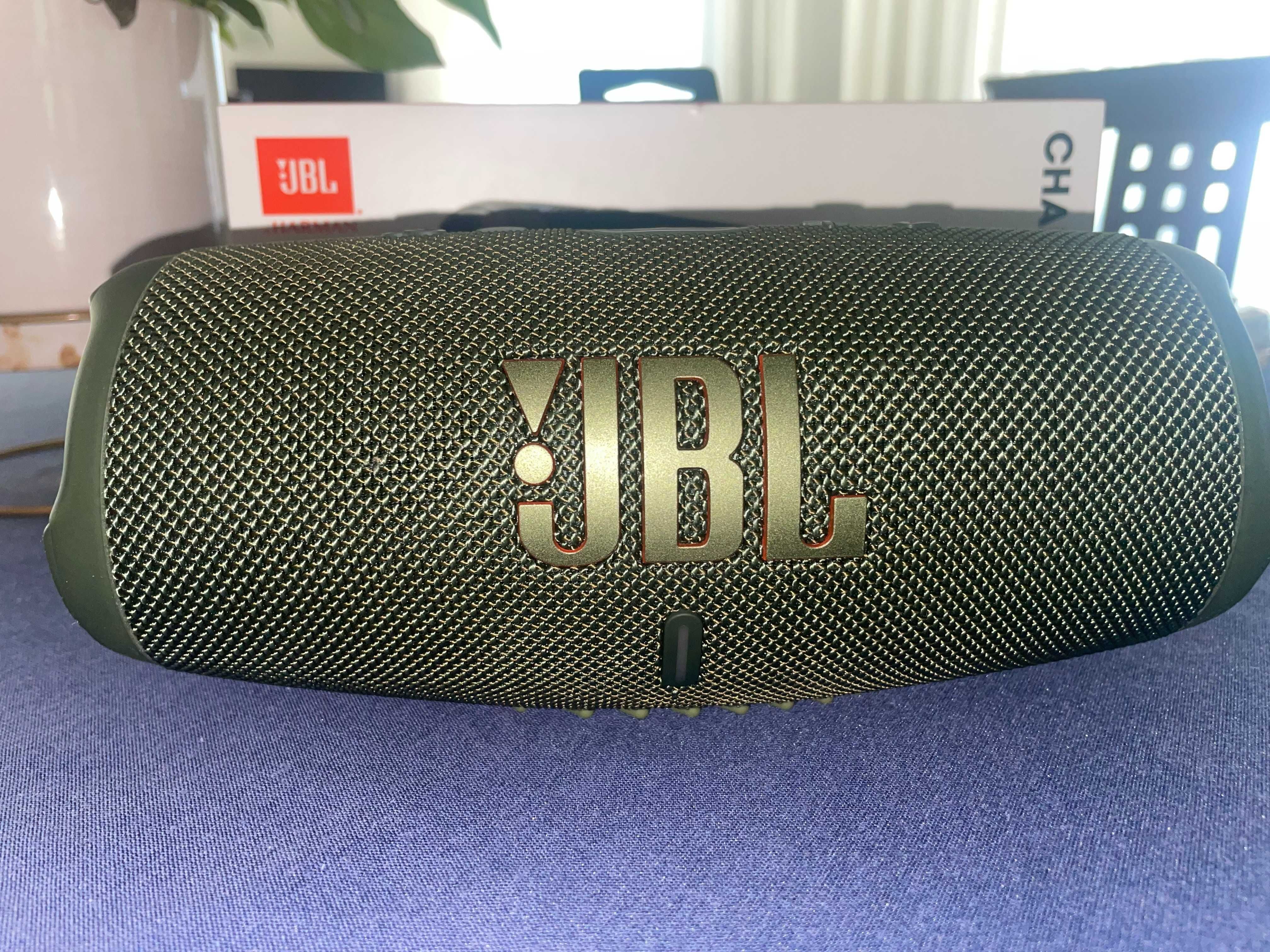 JBL Charge 5 - Verde tropa - 2 anos de garantia