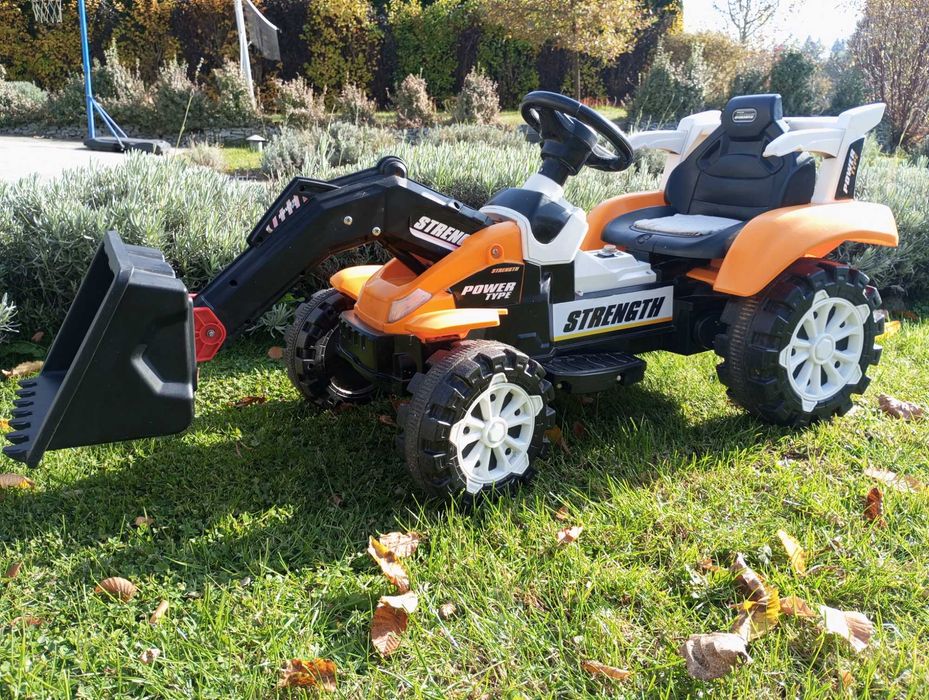 Duży traktor z łychą koparka na akumulator stan BDB