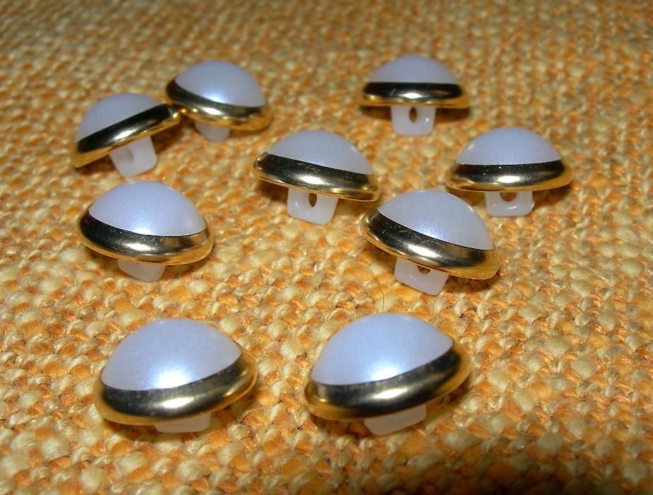 Białe perłowe guziki na stopce - kopułki ze złotą obwódką - 9 sztuk