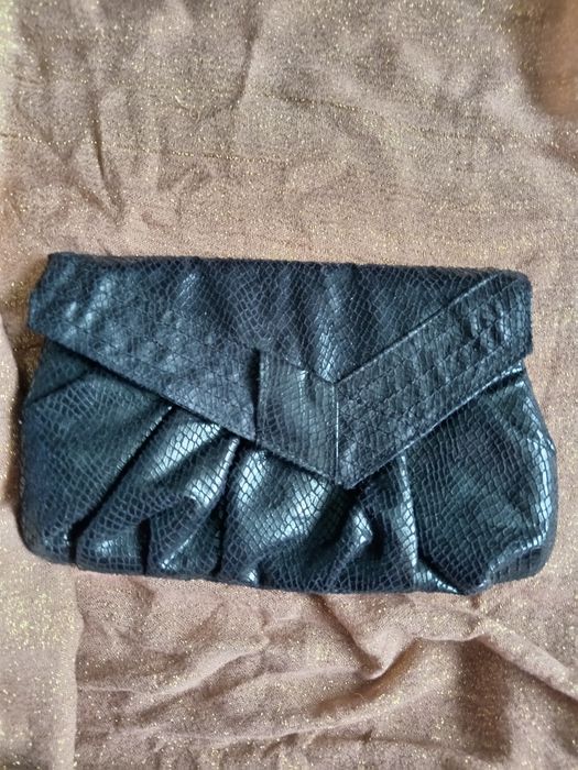 Kopertówka do ręki. Kolor czarny długość 23 cm wysokość 14 cm. Kolor.