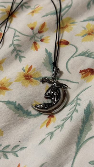 Zawieszka na sznurku smok na ksiezyc