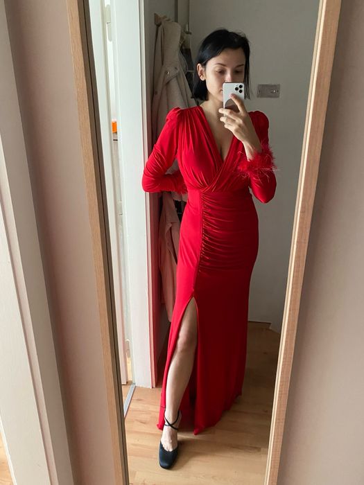 Червона сукня випускна вживанна сидить добре