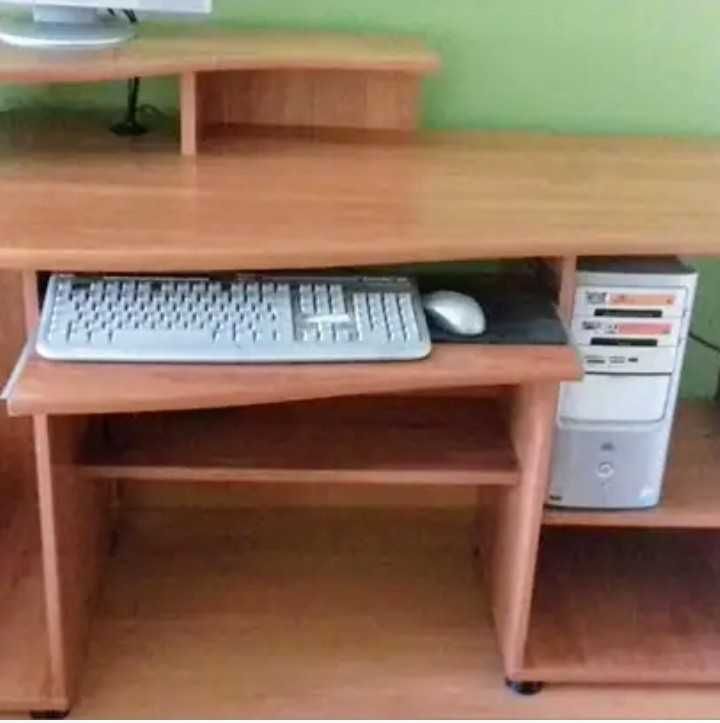 Vendo secretaria da cor de cerejeira.