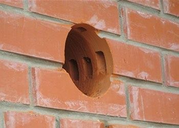 Свердління отворів в бетоні камені цеглі.