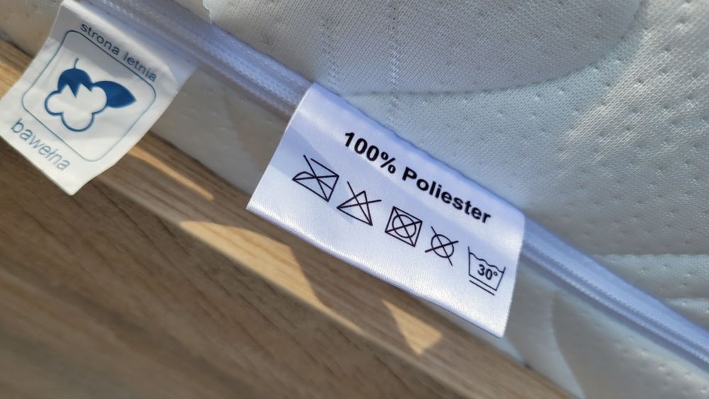 Łóżko z materacem