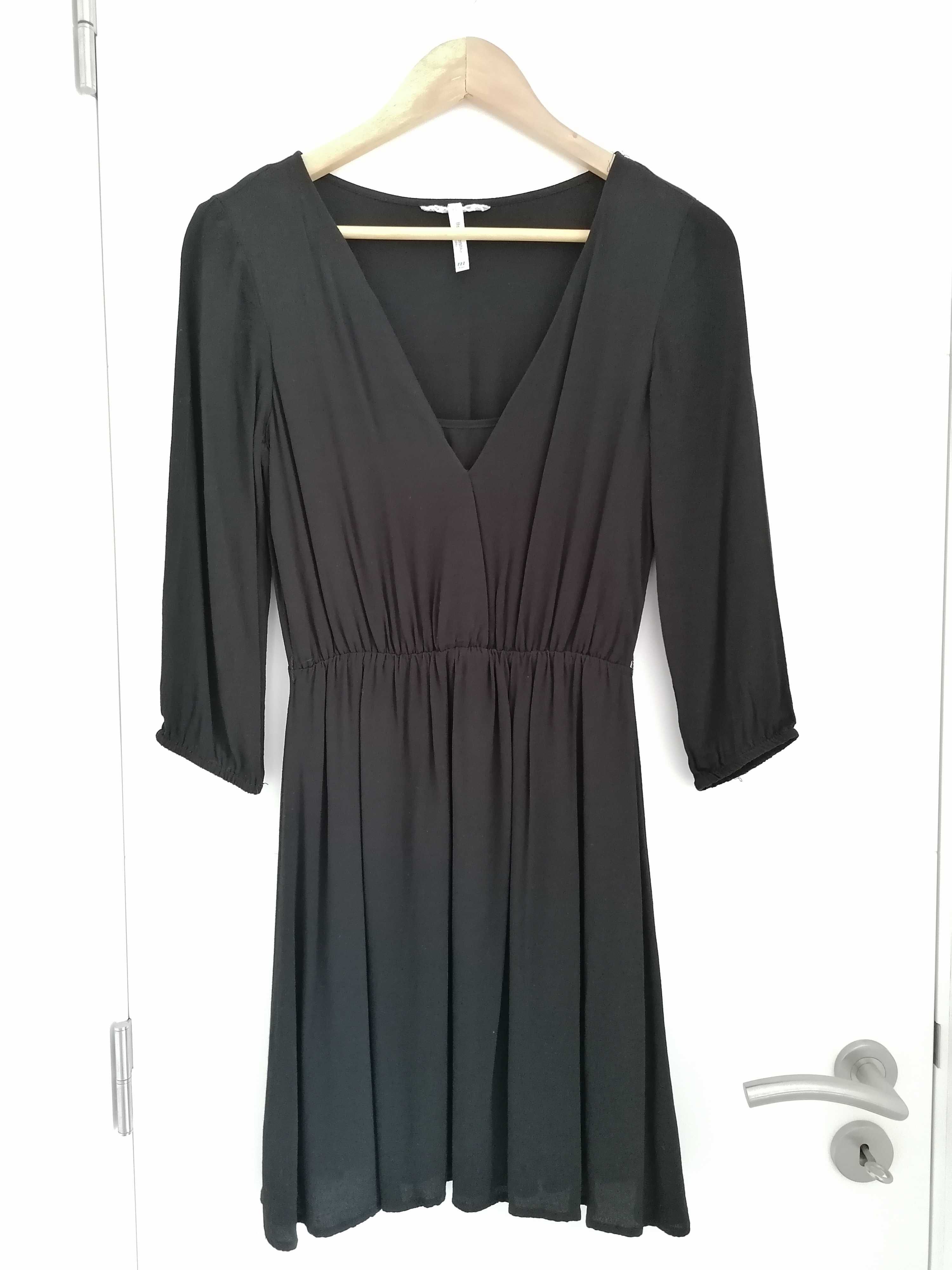 Vestido preto curto e mangas 3/4