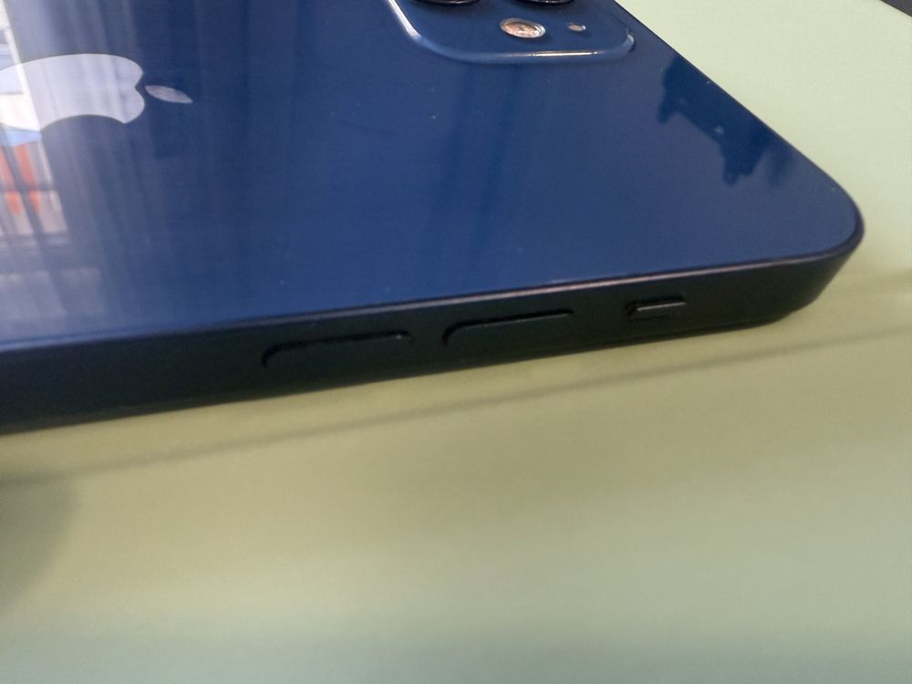 iPhone 12 w kolorze granatowym