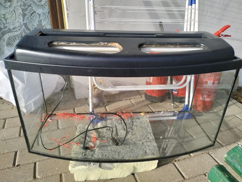 Duże akwarium z lampką