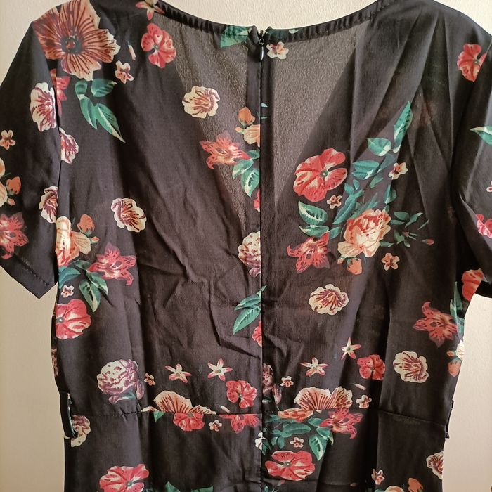 Vestido preto com flores