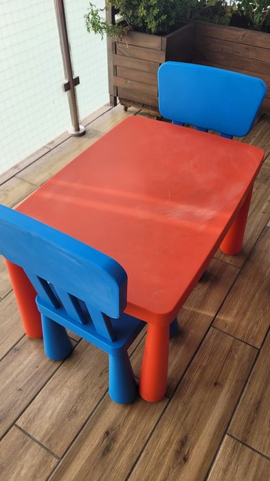 Stolik dla dzieci IKEA Mamut + krzesła dla dzieci