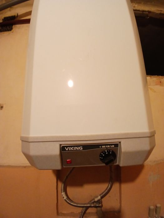 Podgrzewacz wodny  elektryczny Viking oraz piec kuchenny gazowy