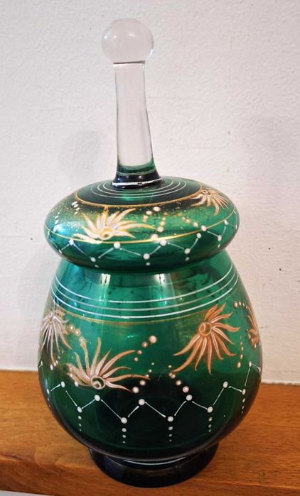 Bomboneira vintage em vidro verde com pintura relevada