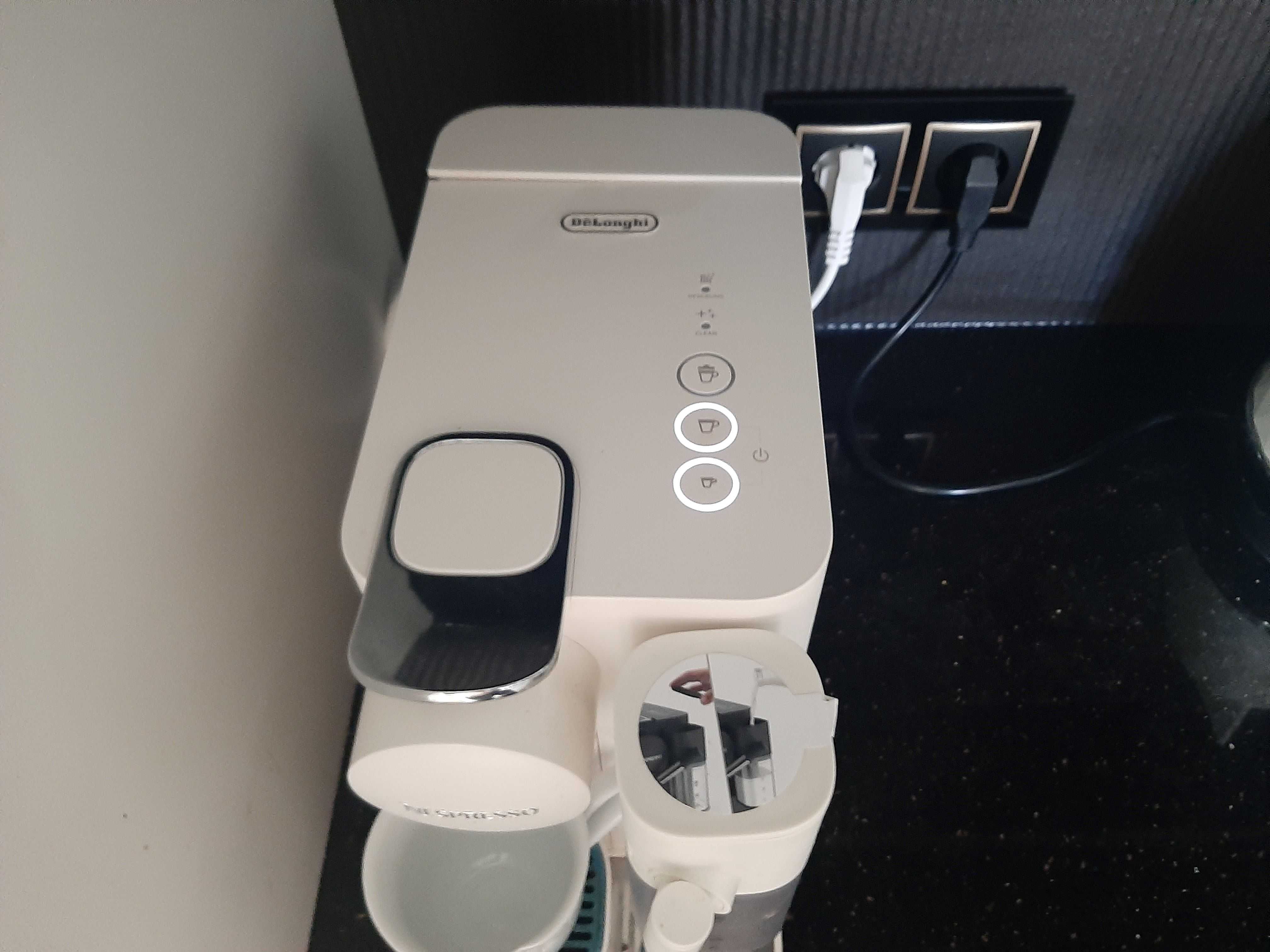 Ekspres DELONGHI Nespresso Lattissima One EN510.W Biały