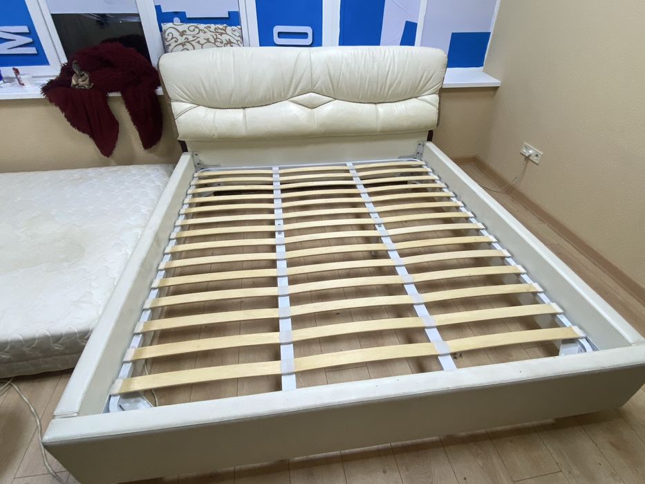 Ліжко двоспальне шкіряне