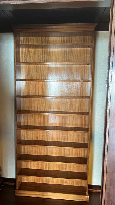 Estante Multiuso em Madeira – Prática, Elegante e em Perfeito Estado