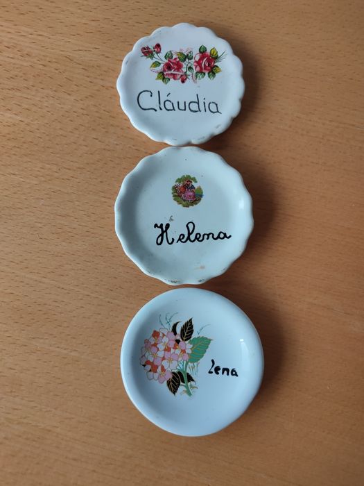 Conjunto de pequenos pratos em cerâmica.