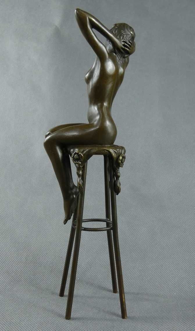 AKT Kobieta siedząca na krześle BRĄZ figura RZEŹBA 27 cm sygnatura