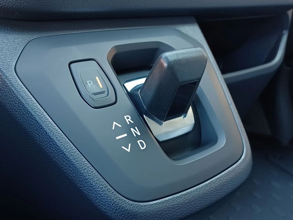 Renault TRAFIC automat 9-biegowy  srebrny Renault Trafic z nową 9-biegową automatyczną skrzynią biegów