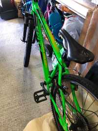 Bicicleta verde em bom estado