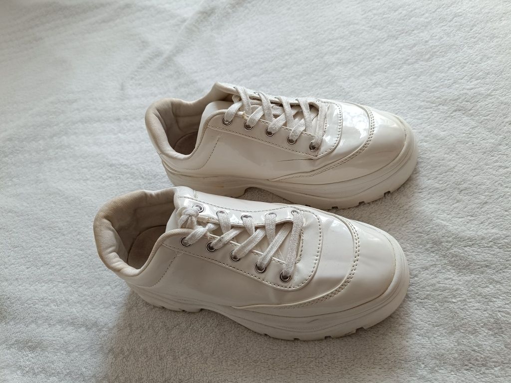 Białe sneakersy damskie