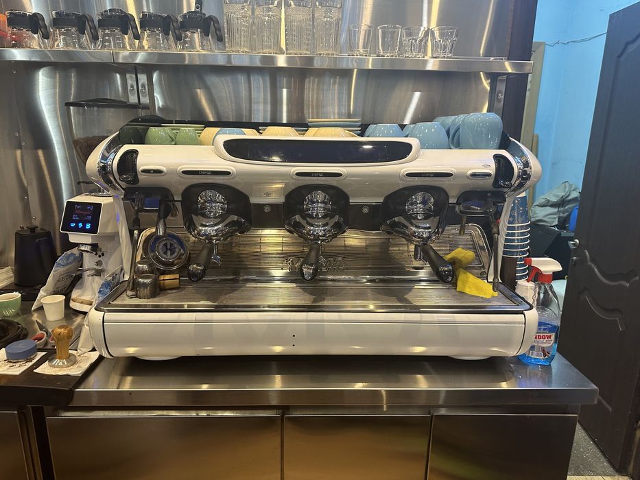 Професійна кавомашина Faema