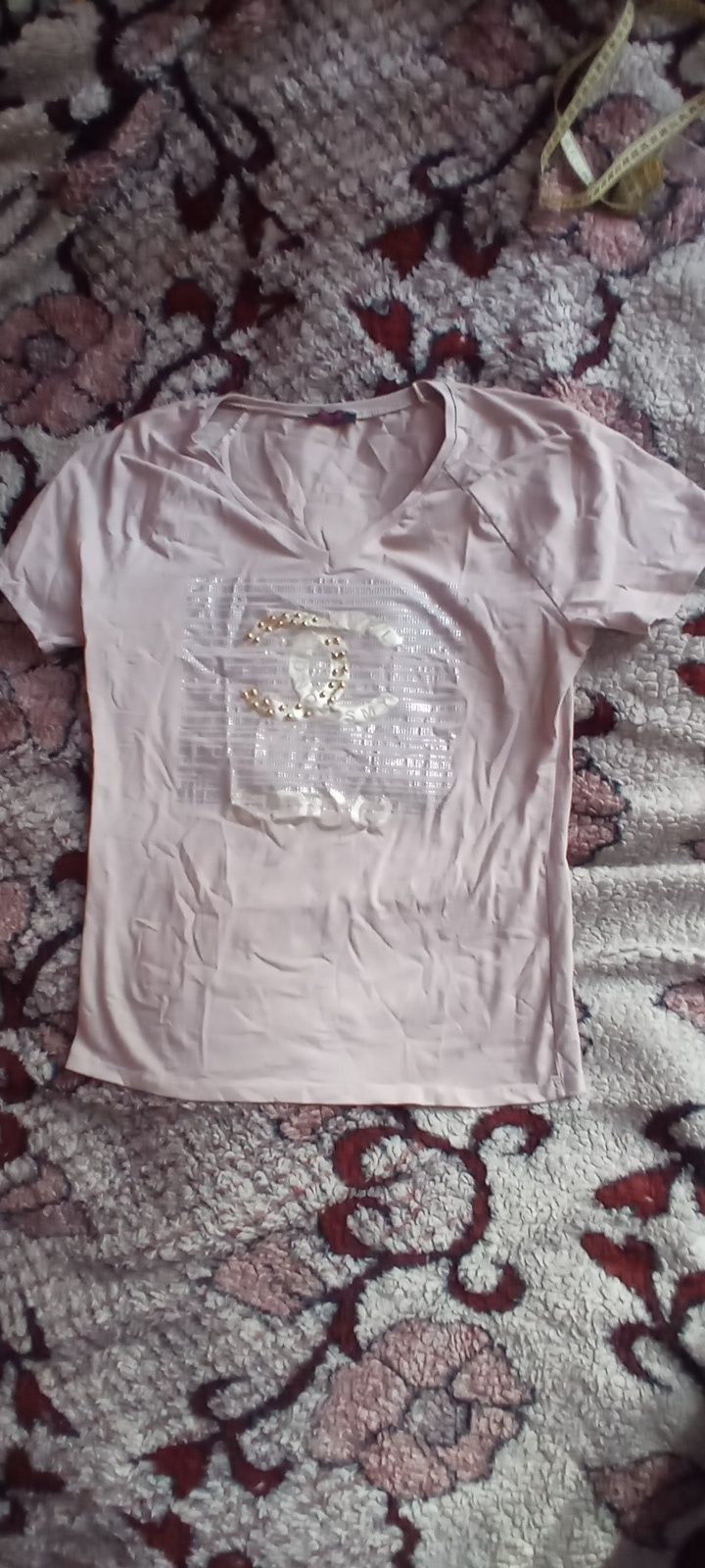 Beżowy t-shirt w serek.