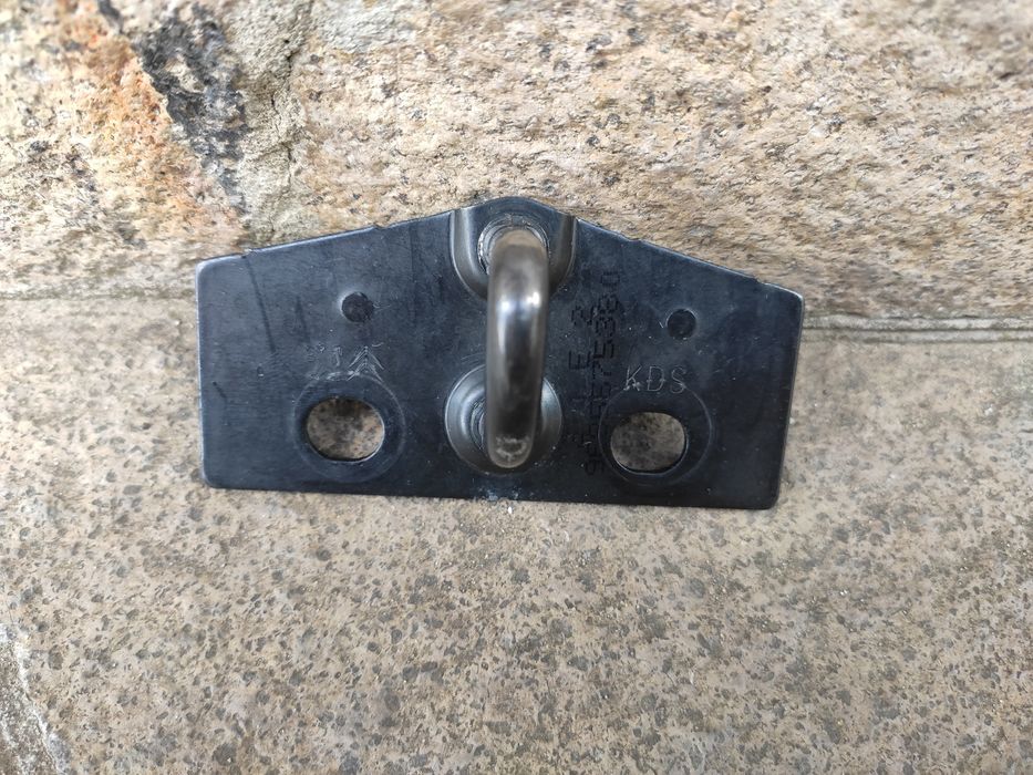 Деталь до замка кришки багажника Пежо 3008, 5008