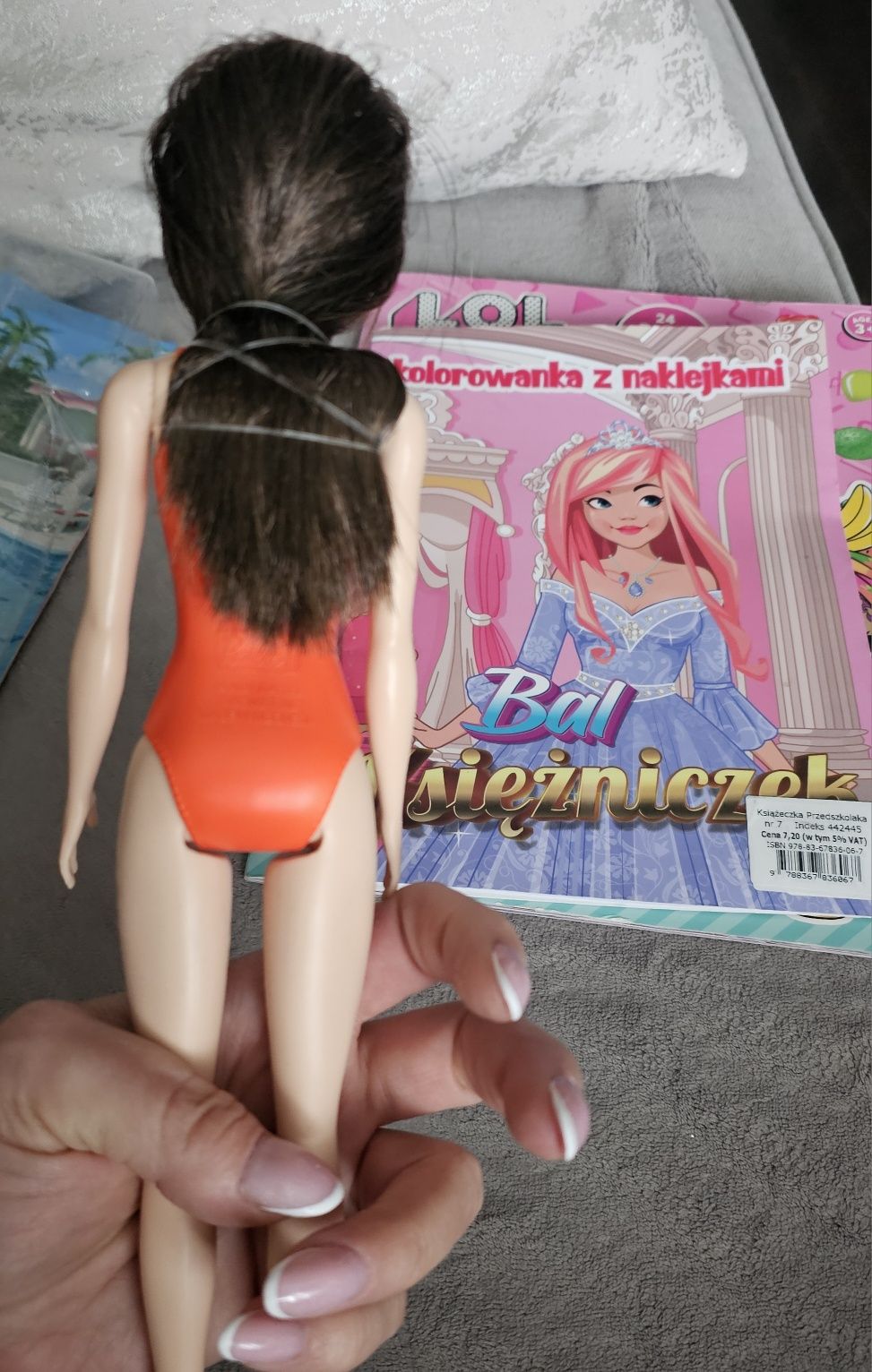 Wyprzedaż Lalka Barbie w stroju kąpielowy plus lol książeczka z naklej