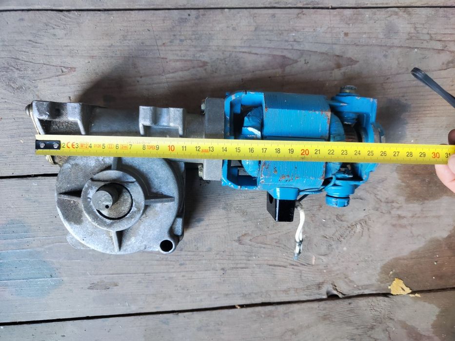 Электродвигатель (мотор) с редуктором.