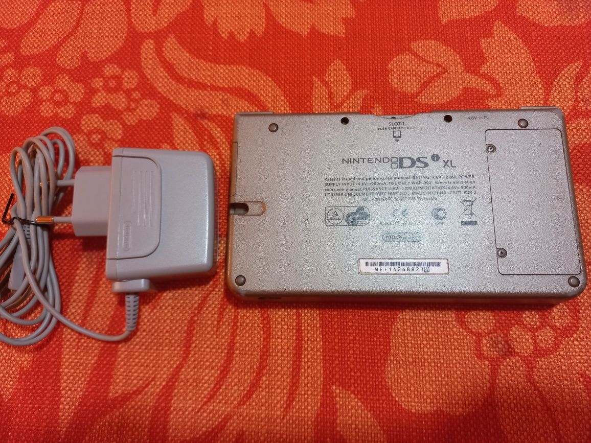 Nintendo DSi XL com carregador