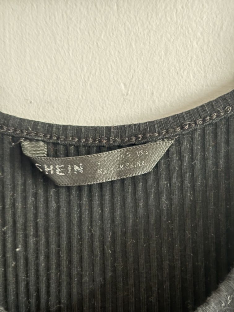 Czarny crop top na ramiączkach r. S