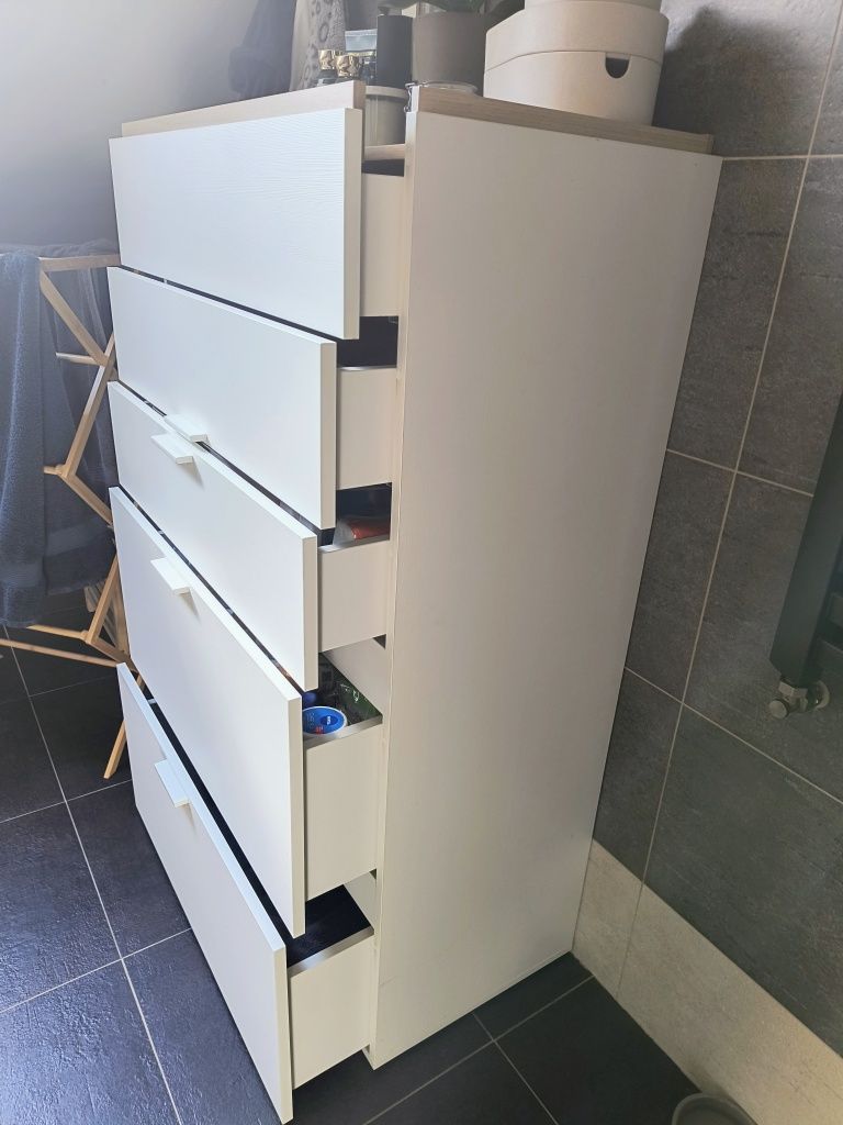 Wysoka komoda Vox- bardzo pojemna.