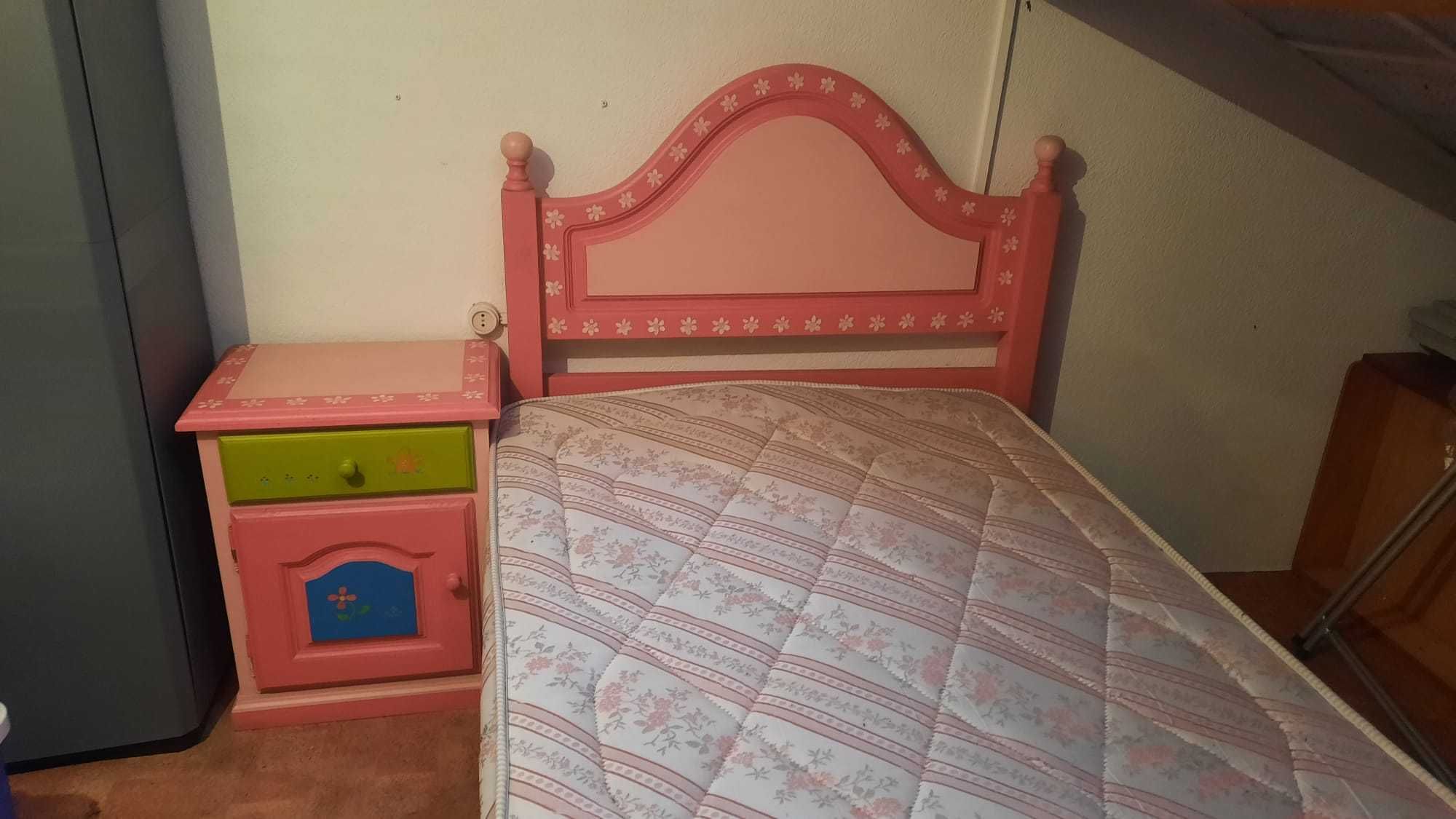 Cama e mesa de cabeceira - Criança