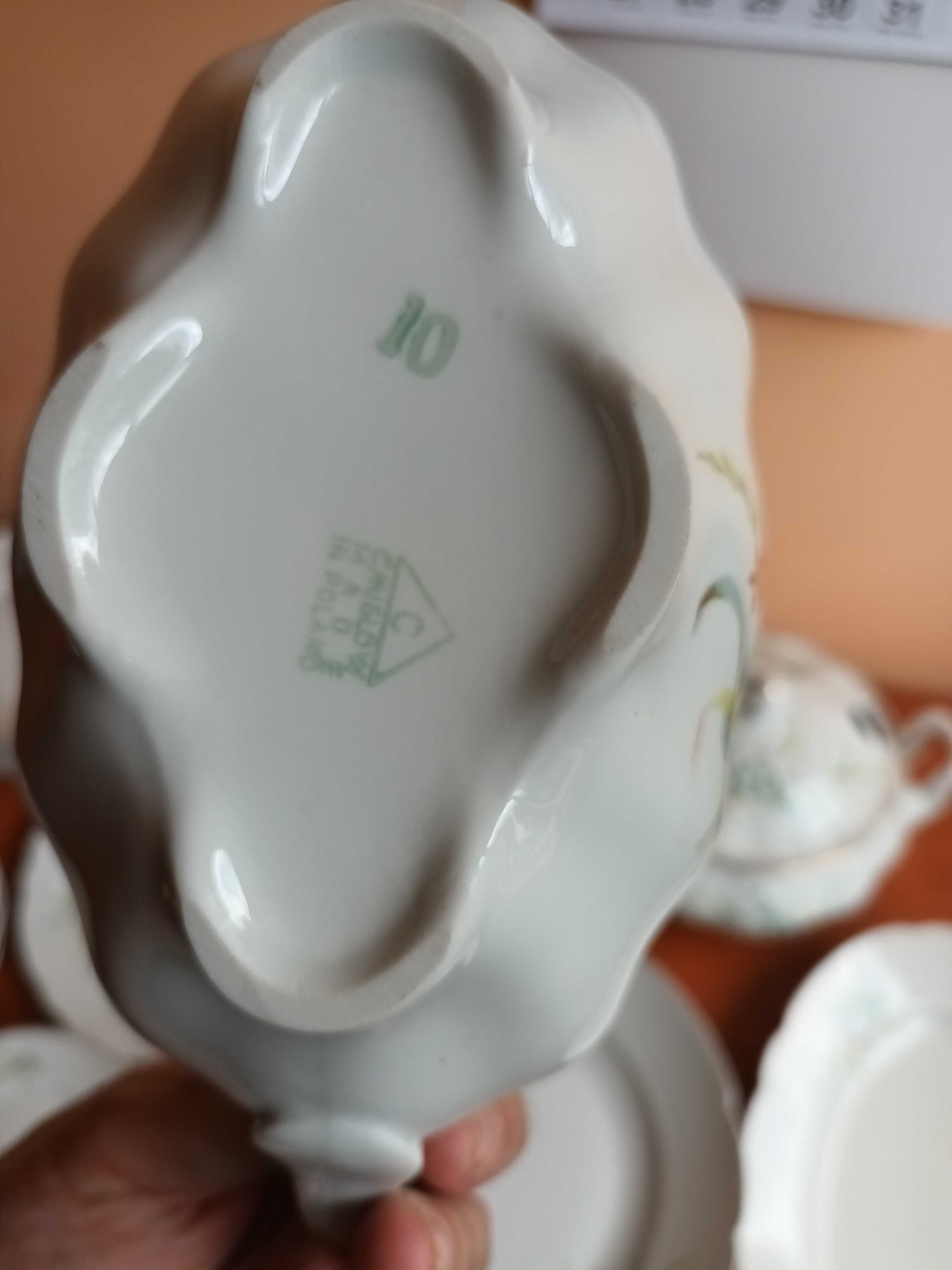 Zestaw porcelany obiadowej dla 6 osób PRL Ćmielów 24 elemementy.