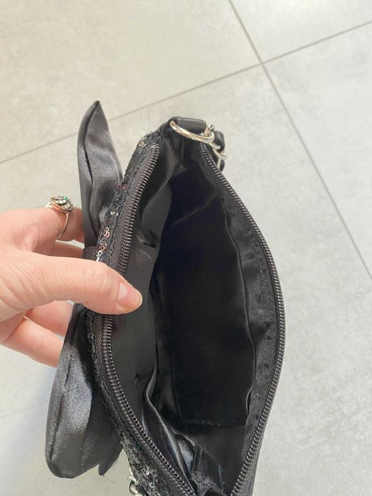 Czarna cekinowa mała torebka na łańcuszku cekiny impreza sylwester