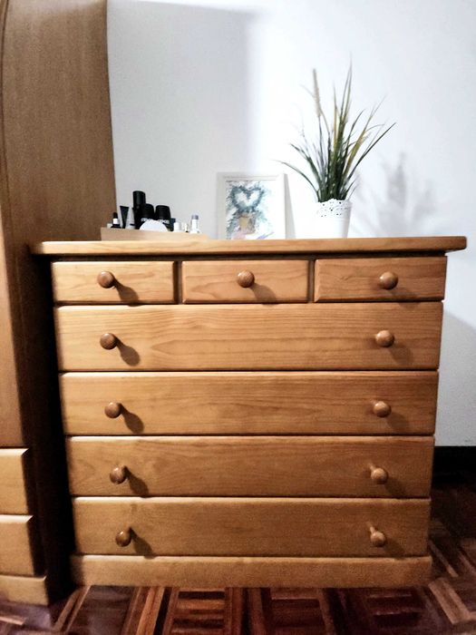 Mobilia de Quarto Madeira Pinho
Estúdio + Roupeiro + Estante + Cómoda