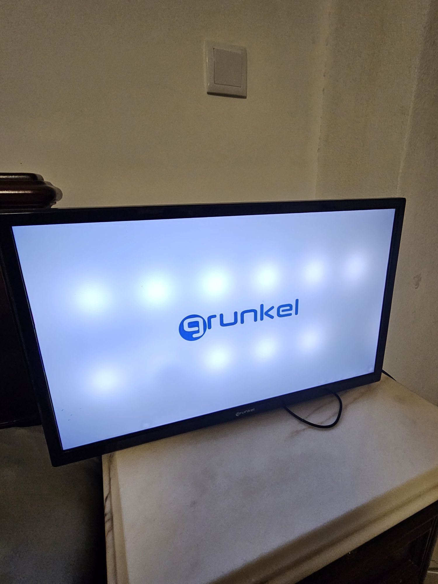 Televisor Grunkel 24" LED TV

Adaptador Anycast +

24" +

Comando re