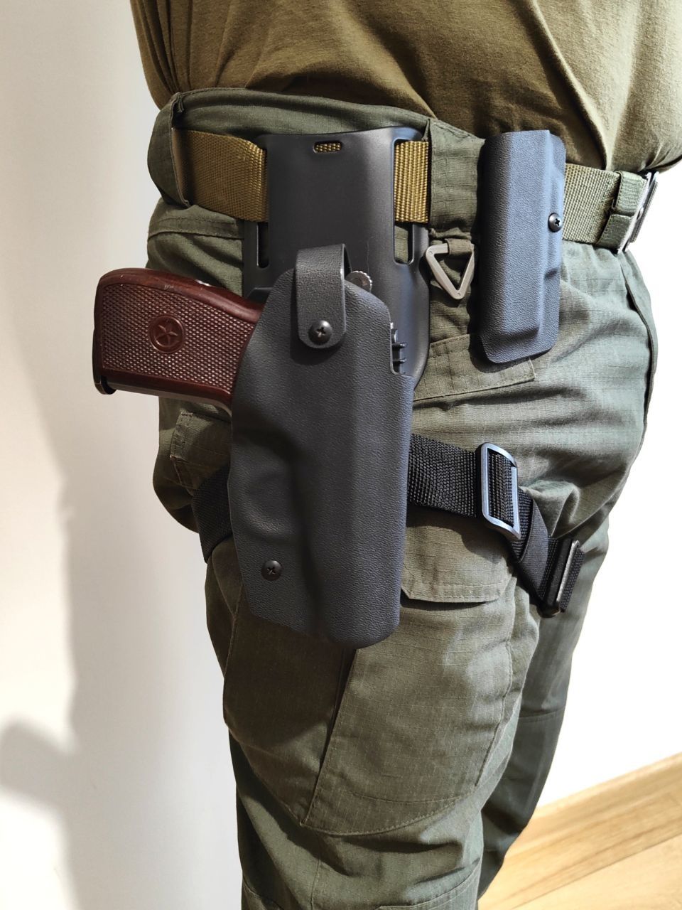 Кобура під ПМ, ТТ, Глок, Форт, АПС, Беретта на стегно.