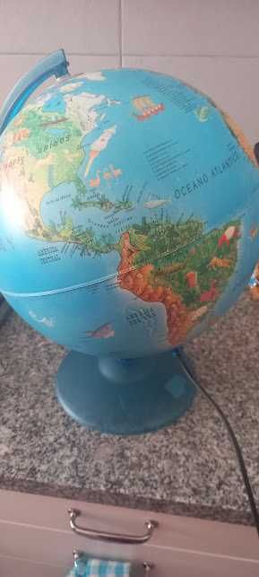 Globo terreste mapa mundo países animais criança com luz
