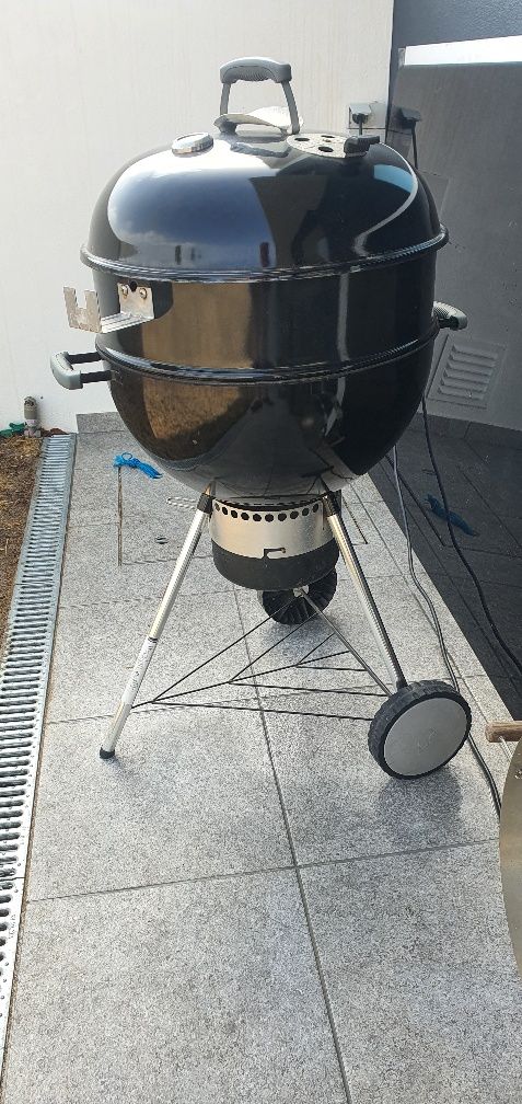 Barbecue a Carvão WEBER Master tush  com rodas GBS E-5750