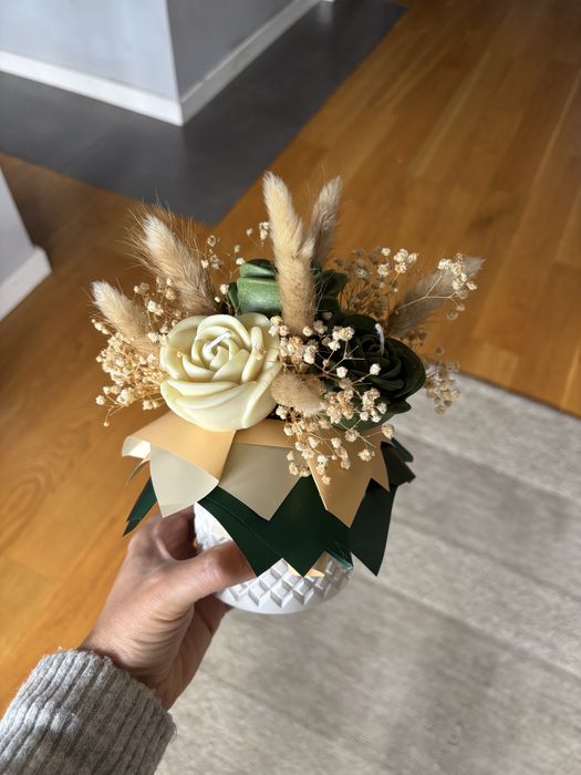 Bukiet z kwiatów woskowych i naturalnych – eco dekoracja