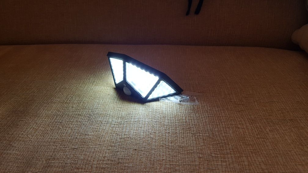 Lampka solarna z detektorem ruchu